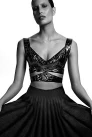 Il aborde la couture durant sa jeunesse à tunis et suit des études de sculpture. L Officiel Brazil X Azzedine Alaia Igi Ayedun