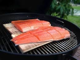 Lachs Rauchern Auf Der Zedernholzplanke Im Kugelgrill Fisch Grillen Rezepte Gasgrill Rezepte Fisch Gegrillt