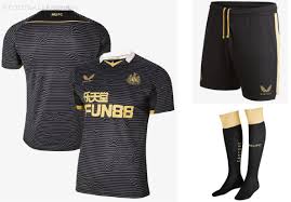 Auf der vorderseite befindet sich ein mittelstreifen mit farbverlauf, der einzigartig für newcastle ist. Newcastle United 2021 22 Castore Away Kit Football Fashion