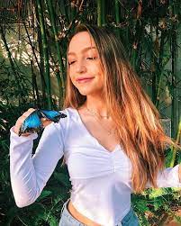 Sydneyserena Guys I Found The Real Life Butterfly Emoji Celebrity Fashion Looks Girl Photography Poses Brunette To Blonde
