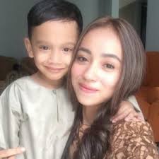 Andai ditakdirkan hati saya sudah terbuka menerima lelaki dalam hidup, saya tidak akan bercinta lama dan mahu terus berkahwin, katanya. Biodata Octavia Manrose Pelakon Baharu Anak Iwan Dangdut Encikshino Com