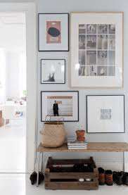 Une Entree Avec Un Mur De Cadres Un Banc Et Un Panier En Osier Interior Beautiful Interior Design House Interior