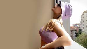 2010'ların başından itibaren zorun ne sevgilim, kalbimin tek sahibine ve dantel gibi hit şarkılarla türkiye'de tanınır hâle geldi. Irem Derici Kimdir Irem Derici Hayati Ve Biyografisi