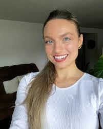 Amanda Burba's Instagram, Twitter & Facebook