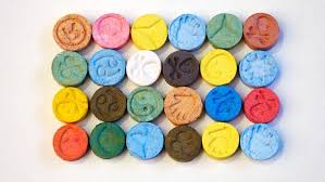 Le lsd est une drogue que l'on connaît sous différentes appellations telles que buvard, carton, trip ou acide. Envie De Faire Des Calins Angoissant Dents Qui Grincent Des Consommateurs De Mdma Racontent Le Figaro Etudiant