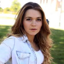 Brooklyn Collins (brookieleee97)