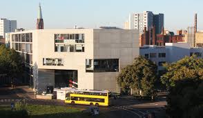 Das gebäude verbindet auf einzigartige weise kulturbetriebe mit betrieben des kreativen milieus und bezeichnet sich daher selbst als „kreativkaufhaus. Das Aufbau Haus Am Moritzplatz Foto Reno Engel Beton Campus