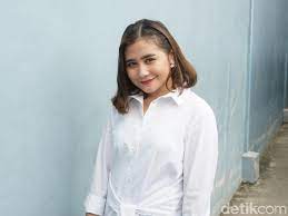Prilly latuconsina membocorkan sosok pria yang berhasil merebut cinta pertamanya. Prilly Latuconsina Trending Gegara Pakai Deodoran Rp 200 Ribu