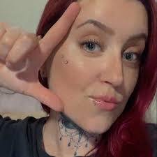 Gina Bragg's Instagram, Twitter & Facebook