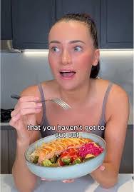 Georgia Hess's Instagram, Twitter & Facebook