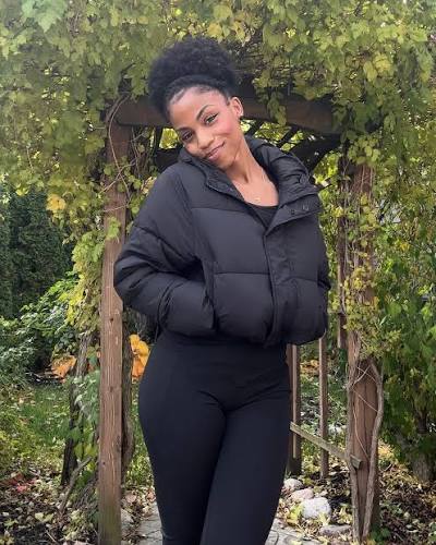 I've been wearing this cropped hoody puffer jacket everywhere for the past week. @fabletics is truly the epitome of everyday active wear - these high waisted crossover flare leggings are soooo comfortable,