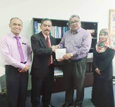 Mahkamah majistret kota kinabalu membebaskan bekas timbalan pengarah sebuah jabatan kerajaan yang ditahan sprm pada 14 oktober lalu bagi membantu siasatan berhubung dakwaan penyelewangan projek infrastruktur bernilai rm3.3 bilion. Tuan Haji Pejabat Pengarah Pendidikan Negeri Sabah Facebook