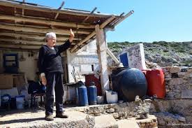 Αποτέλεσμα εικόνας για Κίναρος: Αρνήθηκε να εγκαταλείψει το νησί η κυρά Ρηνιώ, «Μην ανησυχείτε για εμένα»