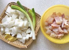 Dopo dieci minuti lavatele sotto un getto d'acqua, fatele sgocciolare e unitele ai nervetti. Daikon Stufato Con Nervetti Una Giapponese In Cucina