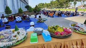 Dalam waktu enam bulan dia bekerja di pabrik milik juki hidayat itu, tidak sepeser pun uang yang diterimanya, padahal anak ke enam dari tujuh bersaudara itu bekerja untuk membantu. Jadi Klaster Covid 19 Pabrik Udang Di Situbondo Pastikan Tak Ada Phk