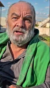 الان استشهاد الرجل الموالي الإيراني الذي واجه بإيمانه الصادق حقد بني أمية  الأنجاس وجد مقتولا بعد تركه وحيدا بمحيط قاعدة حميميم. رحم الله تلك الشيبه  المباركه 💔