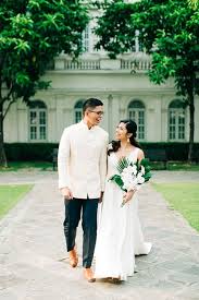 This Wedding Had A Mix Of Tropical And Filipino Elements And The Result Was Fresh And Beautiful Filipiniana Wedding Filipino Bride Philippine Wedding