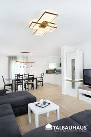 Sofa und couchtisch stehen in der mitte des raumes, während der esstisch hinter dem sofa aufgestellt ist. Pin Auf Wohnzimmer Ideen