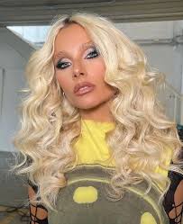 Pin de Wilbur Wall em Face blonde em 2025