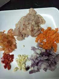 Telur bungkus mempunyai bahan yang hampir sama dengan telur bistik tetapi yang membezakan antara telur bungkus dengan telur bistik ialah cara masak menggunakan telur yang seterusnya ialah dengan cara setengah masak. Cara Masak Telur Bungkus Sedap Mudah Secara Homemade