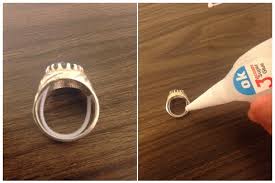 Pasien memakai tujuh cincin, di tangan kanan pada ibu jari, telunjuk dan jari manis. 3 Langkah Mudah Atasi Masalah Cincin Longgar Di Jari Anda
