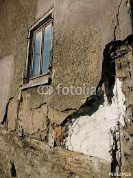 brockelnde fassadenschichten auf einem alten haus mit vom holzwurm zerfressenen holzbalken stockfotos und lizenzfreie bilder au altes haus holzbalken fassade