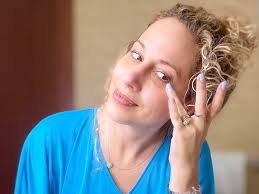 Curly hair tutorial: how to do a side twist