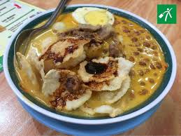 Iseng dah makan lontong kari yang konon sudah terkenal se antero bandung. Lontong Kari Kebon Karet Kuliner Favorit Banyak Artis