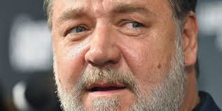 Russell sale Crowe in first clip