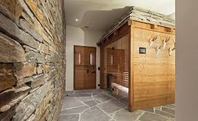Der Hellas Quarzit Wurde Sowohl Im Wellnessbereich Als Bodenbelag Und Furs Trockenmauerwerk Verwendet Und Ebenso Im Aussenpool Natursteine Gartenhaus Mit Sauna