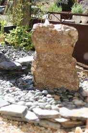 Wasserspiel Brunnen Naturstein Quellstein Muschelkalk Wasser Im Garten Ausstellung Brunnenschmiede De Gartenbrunnen Muschelkalk