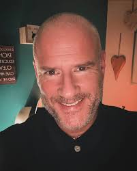 I am Peter and dating has been a wild ride for me! I do things like  photography, sky diving, and traveling. Odd fact: I am a friend of the Zoo  :)