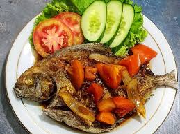 Ikan adalah menu kegemaran keluarga selain ayam. Makan Siang Santap Ikan Bawal Asam Manis Dan Sambal Mangga Bikin Lidah Bergoyang Okezone Lifestyle