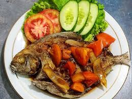 Ketika mulutnya sudah tersangkut kail, sambarannya sangat garang dan tarikannya cukup kuat. Makan Siang Santap Ikan Bawal Asam Manis Dan Sambal Mangga Bikin Lidah Bergoyang Okezone Lifestyle