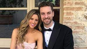 Aproximadamente un 0.07 % de los artículos de wikipedia son artículos destacados, los cuales han sido minuciosamente revisados y designados como «lo mejor de lo mejor» de wikipedia. Pau Gasol And Cat Mcdonnell Reveal The Sex Of Their Baby In A Spectacular Baby Shower Junipersports