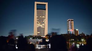 A menudo me encuentro pensando que la noche está más viva y que tiene  colores más vivos que el día.”