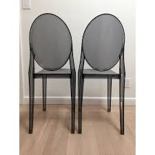 Il est possible d'empiler jusqu'à six chaises. Philippe Starck Smoke Louis Ghost Chairs Set Of 2 Chairish