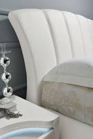 Gli inserti floreali e gli svarovski, tipici di questa linea, danno un tocco romantico e raffinato a questo ambiente tutto da scoprire. Prestige C21 Piloni Mobili