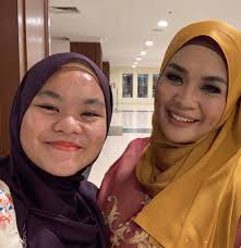 Ahead, we will also know about liza hanim. Macam Kembar Sama Je Muka Kak Liza Dengan Anak Netizen Berita Kopak Cc