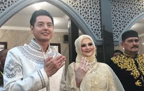 Mereka menikah pada sabtu 17 agustus 2019. Orang Tua Ungkap Alasan Roger Danuarta Dan Cut Meyriska Nikah Di Medan Tabloidbintang Com