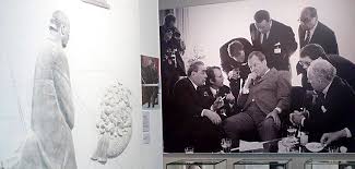 Längere zeit sesshaft wird willy brandt nach dem krieg in berlin für gut 20 jahre sowie, ab 1967 bis zu seinem tod 1992, in bonn und in dem unweit davon gelegenen unkel am rhein. Willy Brandt Forum Unkel Zeitgeschichte Erleben