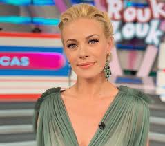 Έκανε τα πρώτα της τηλεοπτικά βήματα σε ηλικία μόλις 13 ετών, συμμετέχοντας σε διαφημίσεις, ενώ αργότερα, σε ηλικία 14 ετών, εμφανίστηκε στο show «ciao ant1» που παρουσίαζε η ρούλα κορομηλά. H Zeta Makrypoylia Forese Th Foysta Poy 8a Ginei Tash Ton Fetino Xeimwna Eikones