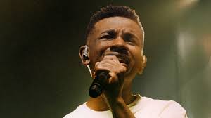 Ton Carfi apresenta o single “Último da Fila” e transforma história de  superação em canção inspiradora