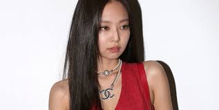 Blackpink S Jennie Wears Chanel Red Crop Top Set At Spring 2022 Fashion Show Wild Hearts Design