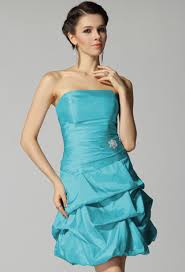 Voir plus d'idées sur le thème haute couture, robe bleu mariage, s'habiller. Des Robes De Cocktail Bleu Marines Omnipresentes Aux Mariages