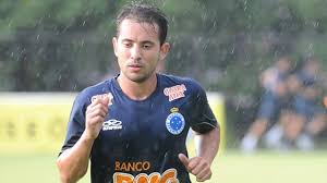 Éverton augusto de barros ribeiro is a brazilian footballer who plays as an attacking midfielder or winger for brazilian serie a club flamen. Everton Ribeiro Scoops Brazil S Player Of The Year Award Eurosport