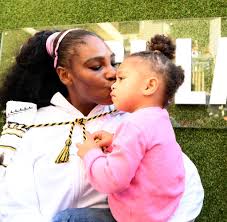 Less than two weeks after giving birth, serena williams is introducing her new daughter to the world. Fussball In Hollywood Tochter Von Serena Williams Bekommt Profiklub Welt