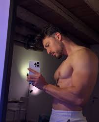 Handsome and awesome nipples 👅