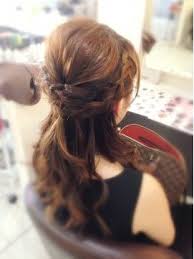 結婚式の髪型 で 編み込みハーフアップヘアアレンジを特集 人気のヘアセット画像と美容院をご紹介しています 他にも シニヨンなどの人気ヘアセットや 自分で簡単にヘアセットできる 髪型動画も また 結婚技研は 結婚式二次会お呼ばれゲストの服装 余興 招待状