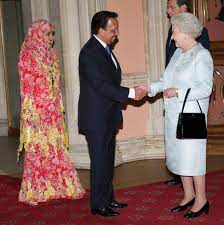 Britain S Queen Elizabeth Ii Greets Brunei Sultan Hassanal Bolkiah At Windsor Castle Queen And Prince Phillip Queen Elizabeth Queen Elizabeth Ii